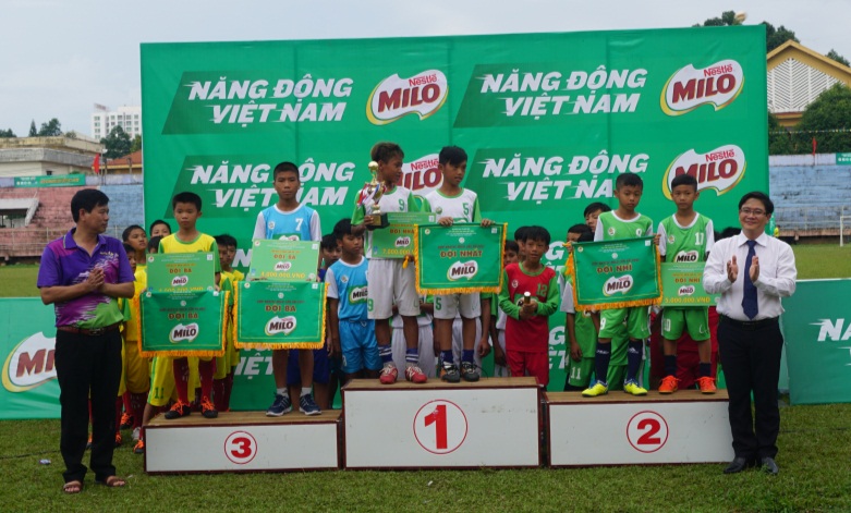 Ban Tổ chức trao giải Nhất, Nhì, Ba cho các đội ở khối Tiểu học