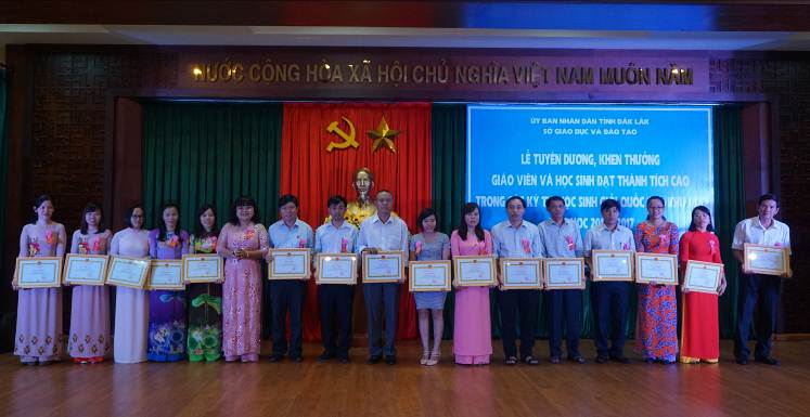 Bà H’Yim Kđoh - Phó Chủ tịch UBND tỉnh Đắk Lắk trao Bằng khen của UBND tỉnh Đắk Lắk cho các giáo viên có thành tích xuất sắc trong kỳ thi chọn học sinh giỏi quốc gia năm học 2016-2017