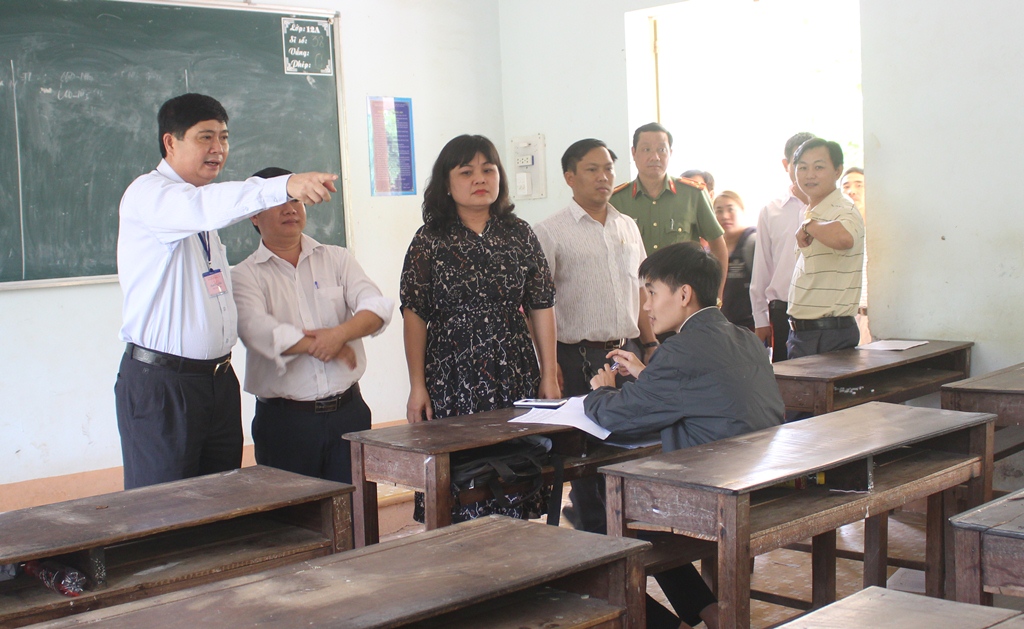 Kiểm tra cơ sở vật chất phòng thi trường Ea Súp