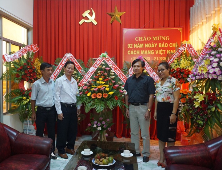 Tặng hoa, chúc mừng Báo Đắk Lắk