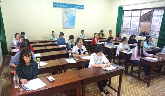 Các thí sinh trước giờ thi bài thi tổ hợp Khoa học tự nhiên (Lí-Hóa-Sinh) tại Điểm thi THPT Buôn Ma Thuột