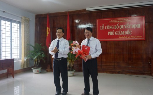Ông Bùi Hữu Thành Cát – Phó Giám đốc Sở GDĐT trao Quyết định bổ nhiệm Phó Giám đốc Trung tâm cho ông Trần Xuân Tiến