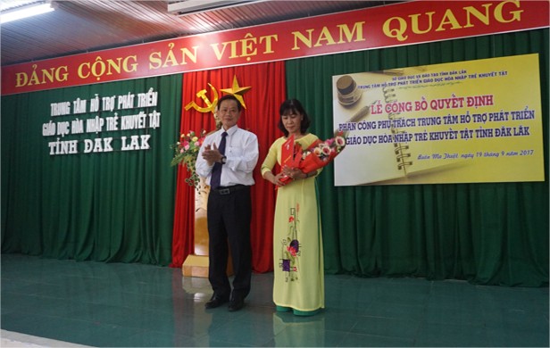 Ông Bùi Hữu Thành Cát – Phó Giám đốc Sở GDĐT trao Quyết định Phụ trách Trung tâm cho bà Phạm Thị Tuyết