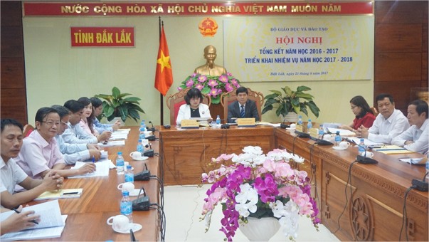 Các đại biểu dự hội nghị trực tuyến tổng kết năm học 2016-201 và triển khai nhiệm vụ năm học mới tại điểm cầu Đắk Lắk