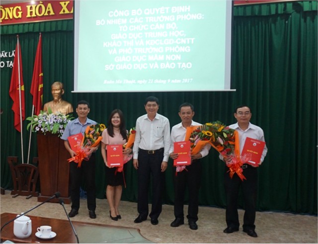Ông Phạm Đăng Khoa - Giám đốc Sở GDĐT trao Quyết định và tặng hoa cho các ông, bà được bổ nhiệm