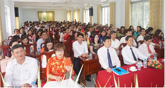 Các đại biểu tham dự lễ Bế giảng