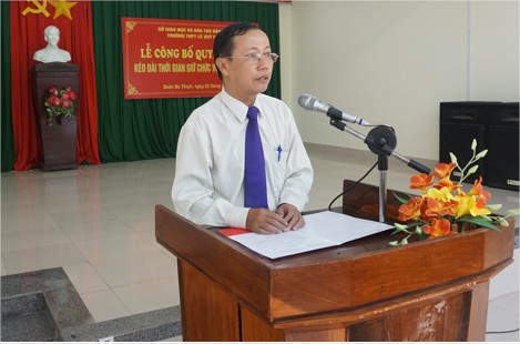 Ông Trương Thức – Chánh Văn phòng Sở GDĐT công bố quyết định