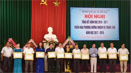 UBND huyện, Hội Khuyến học huyện tặng Giấy khen cho các đồng chí giáo viên và các em học sinh tiêu biểu có nhiều thành tích