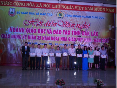 Ông Phạm Đăng Khoa – Giám đốc Sở GDĐT trao giấy khen các tiết mục đạt giải A (khối trường) cho các đơn vị đạt giải