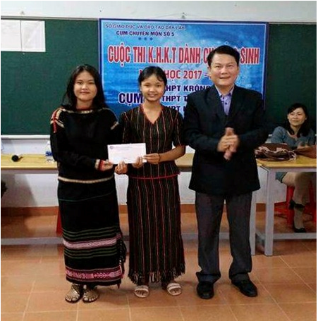 Thầy Mai Văn Thanh – Hiệu trưởng THPT Krông Bông, Cụm trưởng cụm Chuyên môn số 5, trao giải cho các thí sinh