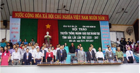Các đại biểu thực hiện nghi lễ chào cờ