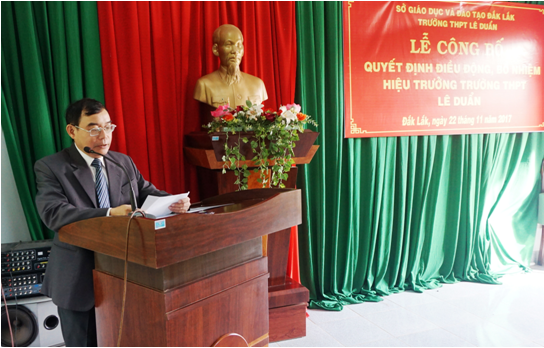 Ông Nguyễn Hữu Quát – Trưởng phòng TCCB Sở công bố Quyết định điều động, bổ nhiệm Hiệu trưởng Trường THPT Lê Duẩn đối với ông Phạm Văn Sinh nguyên Phó Hiệu trưởng Trường THPT Buôn Ma Thuột