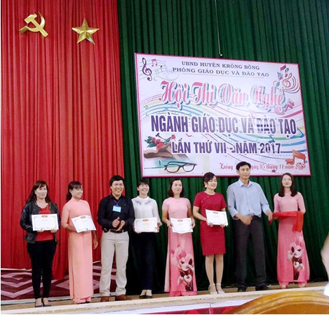 Ban Tổ chức trao giải cho các đơn vị có thành tích xuất sắc của Hội thi