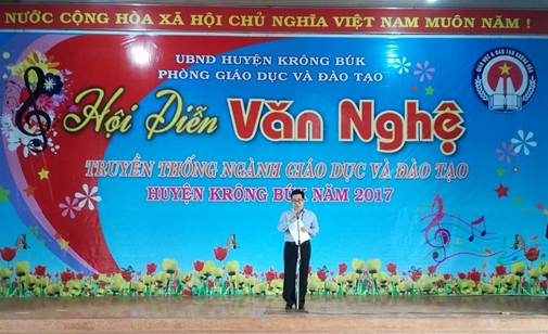 Thầy Phạm Thành Ngọc – Phó Trưởng Ban Tổ chức phát biểu khai mạc Hội diễn