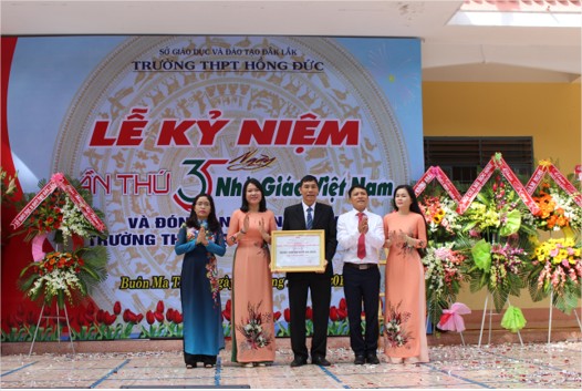 Bà Lê Thị Thanh Xuân – Chủ tịch Công đoàn ngành giáo dục, Phó Giám đốc Sở GDĐT thừa ủy quyền của UBND tỉnh trao Bằng công nhận trường THPT Hồng Đức đạt chuẩn Quốc gia