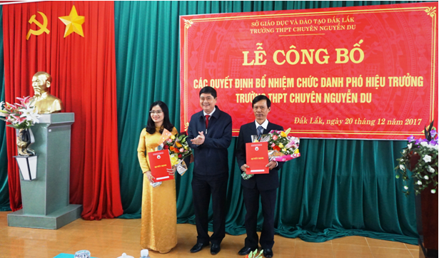 Ông Phạm Đăng Khoa  - Giám đốc Sở trao Quyết định bổ nhiệm lại Phó Hiệu trưởng cho ông Nguyễn Văn Tư và bổ nhiệm Phó Hiệu trưởng cho bà Võ Thị Thanh Thảo