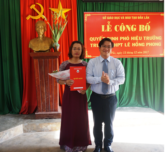 Ông Thái Văn Tài  - Phó Giám đốc Sở trao Quyết định bổ nhiệm Phó Hiệu trưởng cho bà Nguyễn Xuân Phước Uyên